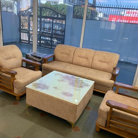 Abode Guest House Велика Нойда Екстер'єр фото