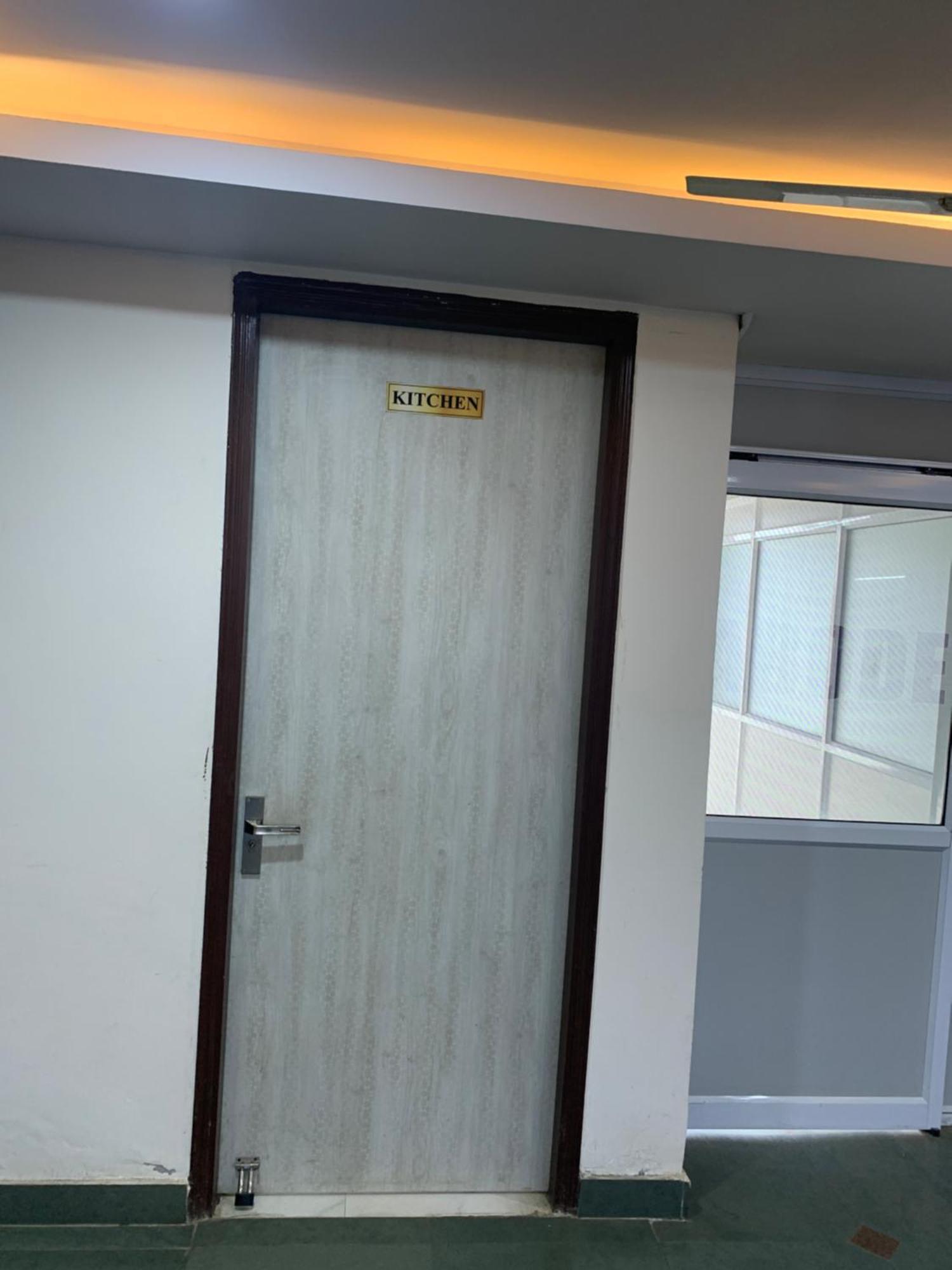 Abode Guest House Велика Нойда Екстер'єр фото
