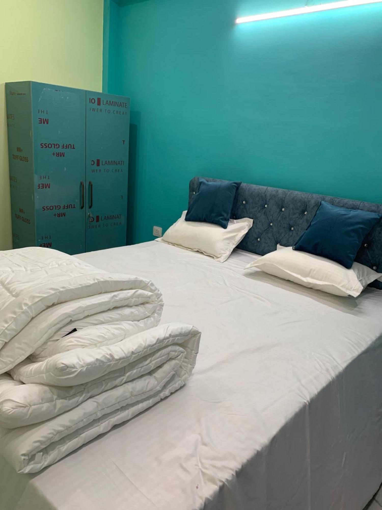 Abode Guest House Велика Нойда Екстер'єр фото